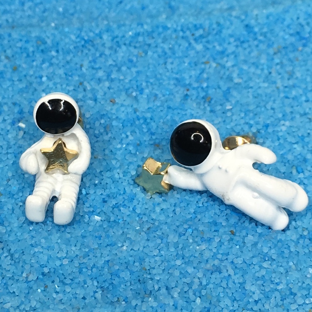 Astronaut Earrings - Picture 4 of 12